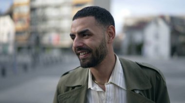 Halinden memnun bir Arap şehirde geziniyor. Düşünceli bir Orta Doğulu erkeğin ceketli bir portreyi yakından çekerken görüntüsü.