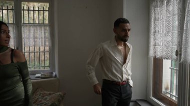 Evde tartışmalı bir çift. Karı koca zor zamanlarda ayrılıyorlar. İlişki sona erdi.