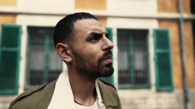 Düşüncelere dalmış İçsel Arap Adam Dalgın İfadeyle Dışarda Kayboldu