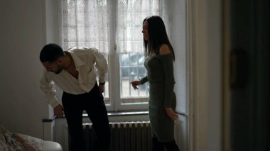 Aile içi şiddet. Erkek partner, kadını elinden itiyor. Kız arkadaşı şiddetli bir kavga sırasında erkek arkadaşına tokat atmış. Kriz halindeki ilişki