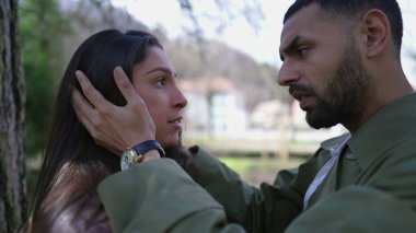 Yas tutan kız arkadaşını teselli eden, zor zamanlar geçiren bir Arap erkek arkadaş. Empati ve destek yoluyla birbirine bağlı sevgi dolu bir ilişki.