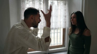 Birbirleriyle tartışan çiftler, genç adam ve kadın sözlü olarak tartışıyorlar. Zor zamanlarda kargaşa içindeki insanlar partneri suçluyor