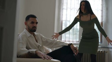 İlişkisiz Erkek Arkadaş ve Kız Arkadaşının Hüsranı, Endişeleri Duyulmazken Artıyor. Bir kadın adama bağırıyor. Kriz halindeki ilişki