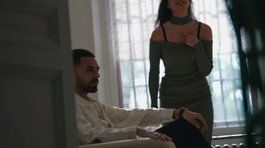 Kız arkadaşı soğuk tepkisiz erkek arkadaşına bağırıyor ve bağırıyor. İlişki sorunları olan bir çift. Bir kadın erkeğin dikkatini çekmek istiyor.