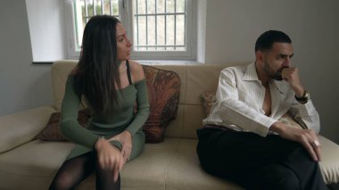 Kriz içindeki ilişki _ Genç adam ve kadın sözlü tartışmayla tartışıyor ve kavga ediyorlar. Kızgın insanlar birbirlerine bağırıyorlar.