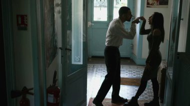 Sorunlar ve hatalar için birbirini suçlayan çift birbirini işaret ediyor. Erkek arkadaş ve kız arkadaş hararetli tartışmalarda kavga ediyorlar.