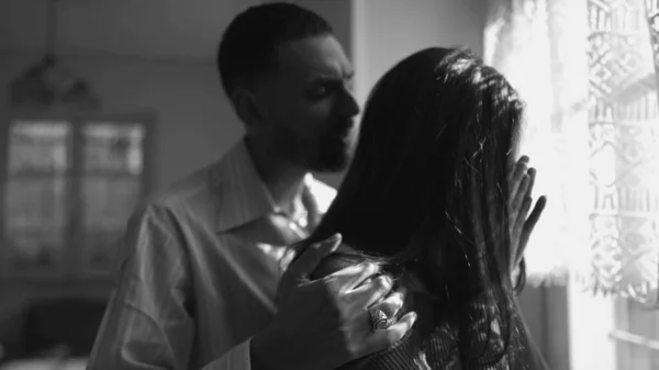 男友鼓励泪流满面的伤心女友在戏剧性的单色黑白 危机男性试图同情抑郁女性的关系 — 图库照片