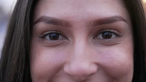 Retrato Uma Jovem Oriente Médio Feliz Olhos Mulher Olhando Para — Fotografia de Stock