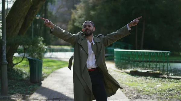Genç Bir Arap Mutluluğu Hissederek Kollarını Havaya Kaldırıyor Başarılı Erkek — Stok fotoğraf