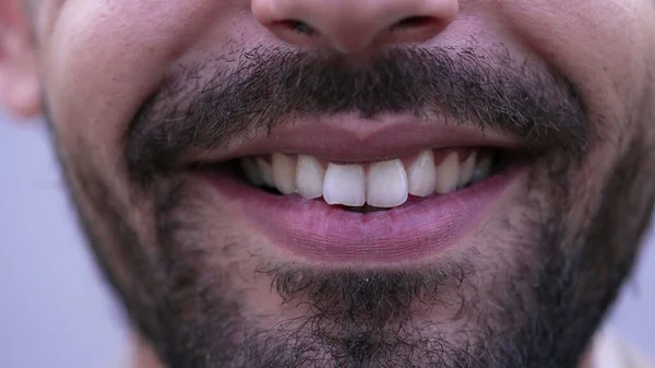 一个快乐的Middle东方人在宏观上紧闭着嘴微笑 满脸胡须的男人对着摄像机笑着 紧闭着牙齿的细节 — 图库照片
