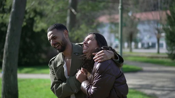 幸せなアラブカップル本物の笑いと笑顔で公園で晴れた散歩を楽しむ — ストック写真