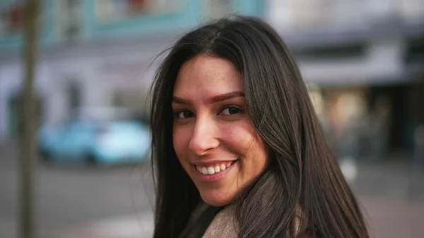 Een Zelfverzekerde Jonge Vrouw Closeup Gezicht Glimlachen Buiten Stad Straat — Stockfoto