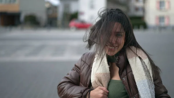 Jedna Šťastná Bezstarostná Mladá Žena Běží Ven Městské Ulici Otáčí — Stock fotografie
