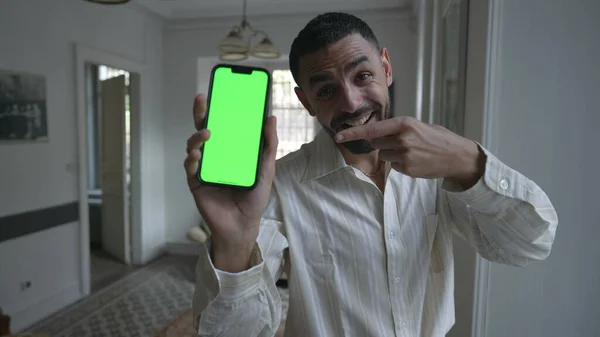 Egy Arab Férfi Pozitív Értesítési Üzenetet Kap Okostelefonon Zöld Képernyőt — Stock Fotó