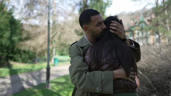 Namorado Médio Oriente Consolando Triste Namorada Deprimida Fora Parque Abraço — Fotografia de Stock