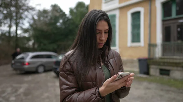 Una Mujer Joven Leyendo Mensaje Dispositivo Teléfono Inteligente Mientras Está — Foto de Stock