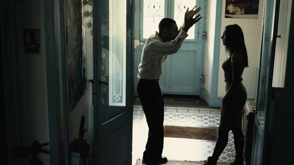 Couple Franc Discuter Relation Maison Moment Dramatique Hommes Femmes Battent — Photo