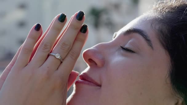Женщина Молитве Закрывает Глаза Медитации Памятовании Созерцательный Профиль Религиозного Человека — стоковое видео