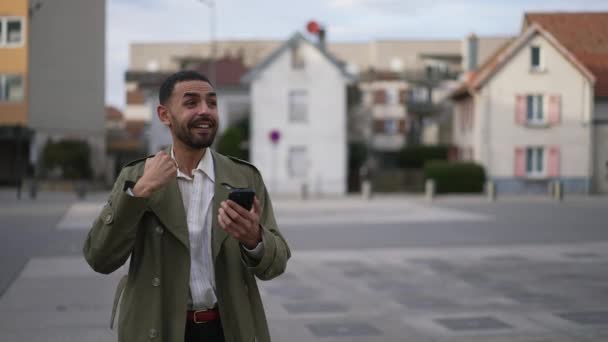 Hombre Feliz Oriente Medio Celebra Notificación Exitosa Mientras Sostiene Dispositivo — Vídeo de stock