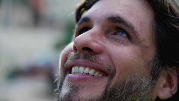 Naděje Vděčnost Detailní Záběr Usmívajícího 30Letého Muže Vzhlížejícího Obloze Nadějí — Stock video