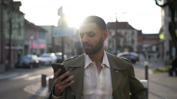 Портрет Упевненого Чоловіка Близького Сходу Який Дивиться Телефонний Екран Стоячи — стокове відео