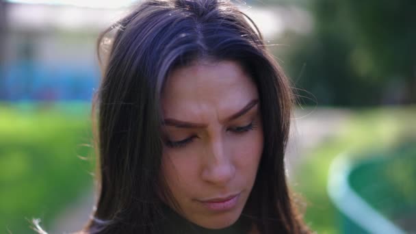 Lyhörd Ung Kvinna Närbild Ansikte Begrunda Beslut Vuxen Flicka Årsåldern — Stockvideo