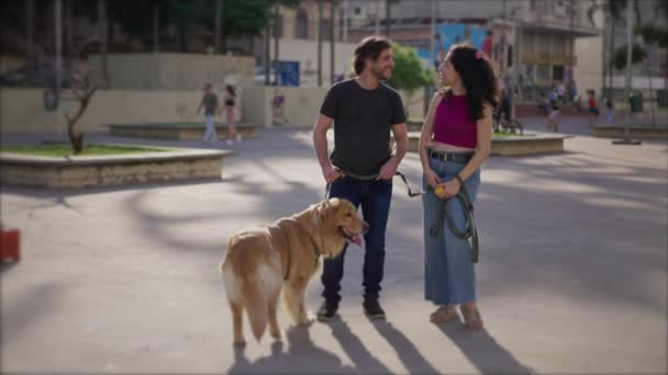Glückliches Paar Mit Golden Retriever Hund Stadtpark Mann Und Frau — Stockvideo