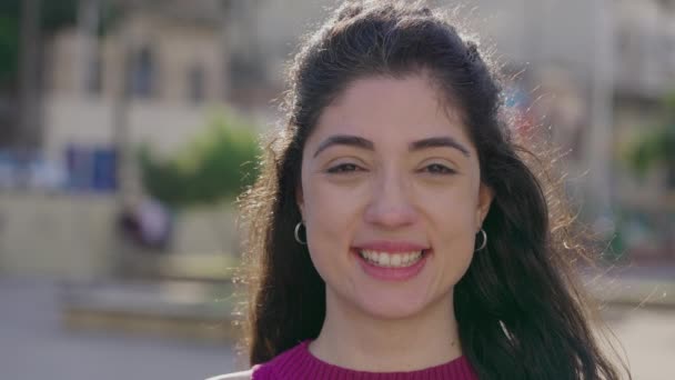 Портрет Счастливой Молодой Женщины Улыбающейся Городском Парке Крупным Планом Лицо — стоковое видео