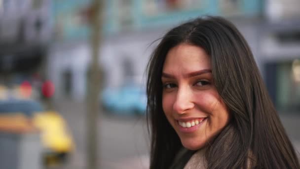Een Zelfverzekerde Jonge Vrouw Closeup Gezicht Glimlachen Buiten Stad Straat — Stockvideo