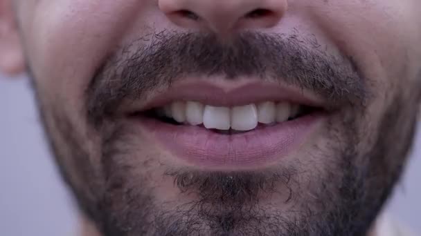 Закрыть Бородатый Рот Становится Серьезным Изменение Эмоций Выражений Человека Ближнего — стоковое видео