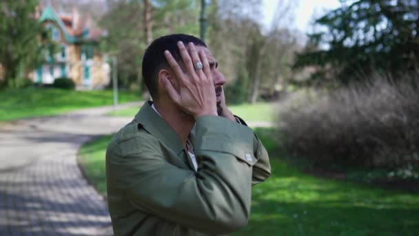 Utanç Endişeyle Yüzünü Kapatan Sorunlu Bir Adam Depresyonda Olan Bir — Stok video