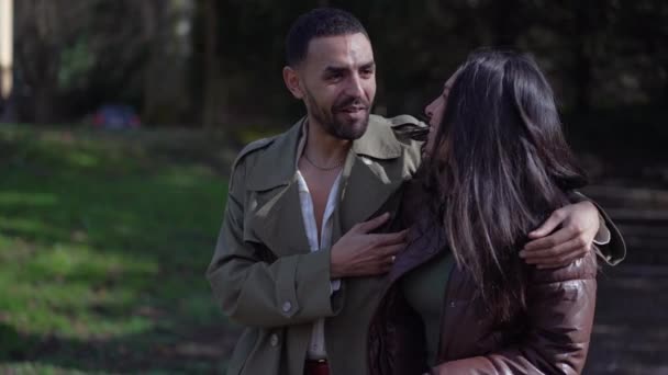 Neşeli Genç Bir Arap Çift Güneşli Bir Günde Parkta Yürüyor — Stok video