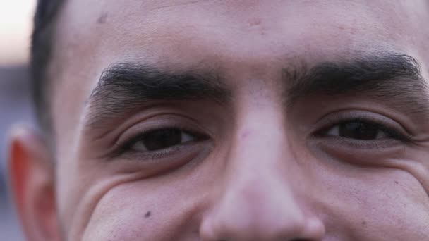 Makro Zbliżenie Arabskiego Człowieka Bliskowschodniego Oczy Uśmiechnięte Aparatu Zmarszczkami — Wideo stockowe