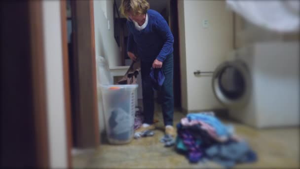 Μια Ηλικιωμένη Γυναίκα Κάνει Δουλειές Πλυντηρίου Στο Σπίτι Αρχική Σελίδα — Αρχείο Βίντεο