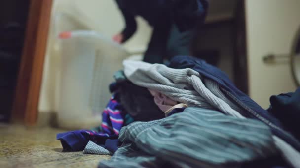 Çamaşır Yıkayan Kişinin Içi Görüntüsü Üst Üste Dizilmiş Kıyafetlerin Yakın — Stok video