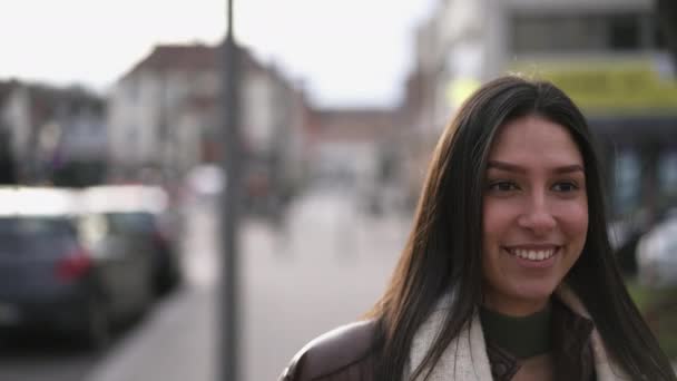 Een Jong Volwassen Meisje Uit Het Midden Oosten Wandelt Stad — Stockvideo