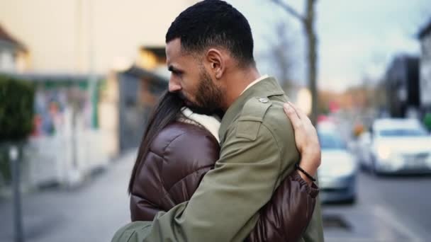 街の通りに立っている女性を共感して受け入れる若いアラブ人男性 愛情に満ちた思いやりのあるカップルの追跡ショット 関係支援と感謝の念の概念 — ストック動画