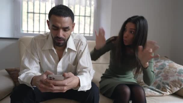 Lişkilerde Teknoloji Bağımlılığı Telefonu Nda Ortak Olarak Görmezden Gelinen Kız — Stok video
