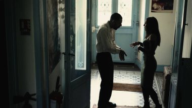 Samimi bir çift evde ilişki tartışıyor. Kadın ve erkeğin ön kapıda sözlü kavga ettiği dramatik bir an. Kriz halindeki insanlar