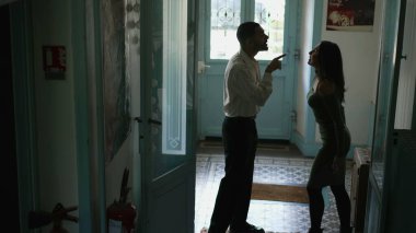 Sorunlar ve hatalar için birbirini suçlayan çift birbirini işaret ediyor. Erkek arkadaş ve kız arkadaş hararetli tartışmalarda kavga ediyorlar.