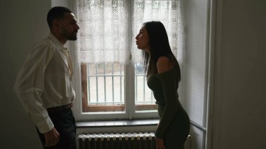 Birbirlerine bağırıp çağıran dramatik bir çift. Genç bir Orta Doğulu erkek ve kadın ilişkilerinde sorunlar yaşıyor.