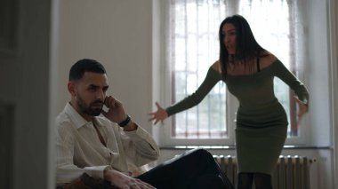 Etkisiz Erkek Arkadaş _ Kız Arkadaşı Endişeleri Duyulmadıkça Kızgınlığı Artıyor. Bir kadın adama bağırıyor. Kriz halindeki ilişki