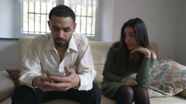İlişkilerde Teknoloji Bağımlılığı _ Kız Arkadaş Evde Telefondaki Ortak Olarak Yoksayılmış Hissediyor. Bir kadın erkek arkadaşının elinden telefonu alıyor.
