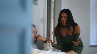 Bir kadın erkek arkadaşının ilgisini çekmek istiyor. Kız arkadaşı apatik erkek arkadaşına bağırıyor. Kanepede otururken çığlıklarını duymazdan geliyor. İlişki krizindeki gizli çift