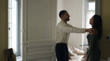 Erkek arkadaşın sinirli, kavgacı kız arkadaşına sarılıyor. Genç bir kadınla barışıyor. Onu kucaklıyor. Böylece sakinleşebiliyor.