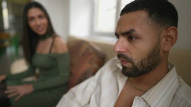 Kızgın dilsiz erkek arkadaş, kız arkadaşıyla tartışırken sessizlik içinde oturuyor. Ciddi ifadeleri olan üzgün bir genç kız arkadaşının dırdırından rahatsız oluyor.