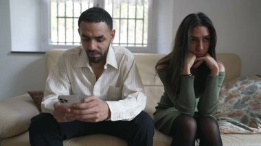 İlişkilerde Teknoloji Bağımlılığı _ Kız Arkadaş Evde Telefondaki Ortak Olarak Yoksayılmış Hissediyor. Bir kadın erkek arkadaşının elinden telefonu alıyor.