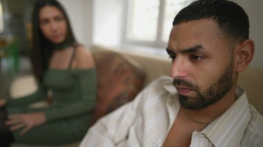 Kızgın dilsiz erkek arkadaş, kız arkadaşıyla tartışırken sessizlik içinde oturuyor. Ciddi ifadeleri olan üzgün bir genç kız arkadaşının dırdırından rahatsız oluyor.