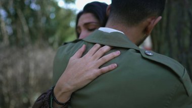 Sevgi ve destek gösteren empatik bir çift. Kız arkadaş kucaklaşması ve erkek arkadaş. Empati gösteren insanlar