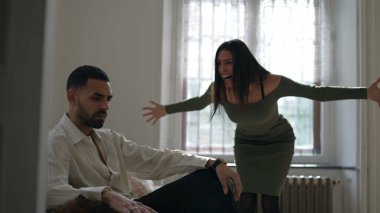 Etkisiz erkek arkadaş. Kız arkadaşının endişeleri duyulmadıkça hüsranı tırmanır. Bir kadın adama bağırıyor. Kriz halindeki ilişki
